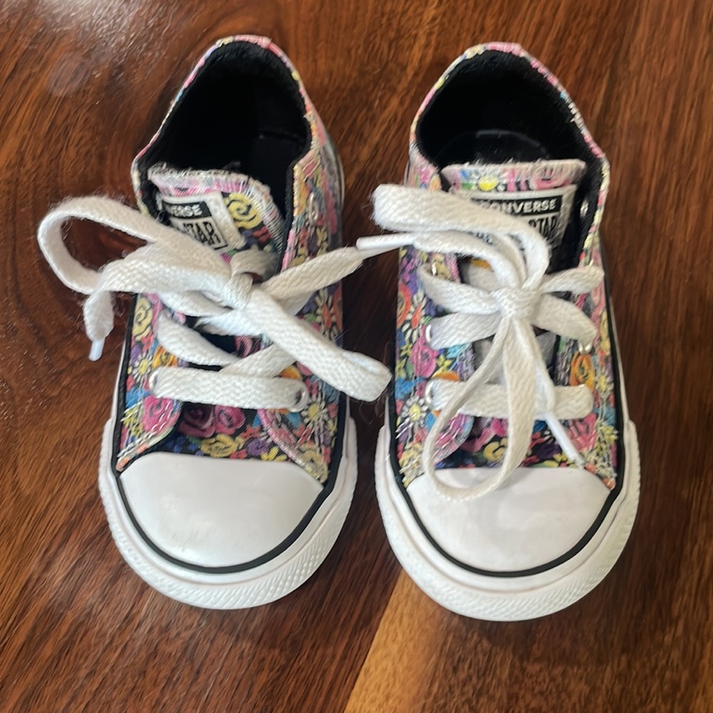 Toddler girl’s floral converse shoes - Picture 2 of 7
